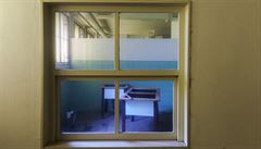 Sterilní místnosti jsou od sebe oddleny leckdy i prhledy i okny.