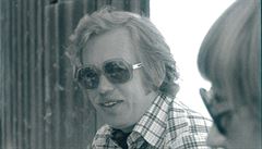 Václav Havel se slunečními brýlemi na snímku ze 70. let.