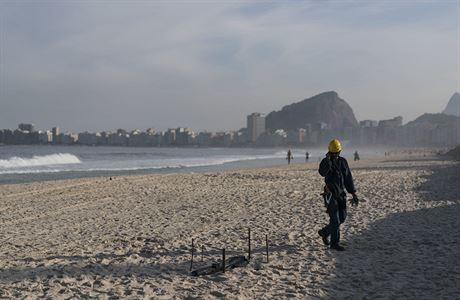 Nalezené ásti na plái Copacabana poblí olympijských volejbalových hi.