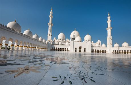 Velká mešita šejka Zajeda v Abú Dhabí, hlavním městě Spojených arabských...