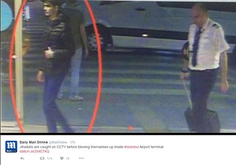 Muž ze záznamu letištních kamer by mohl být jedním ze tří útočníků na...