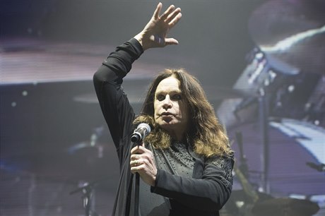 Ozzy Osbourne bhem praského koncertu v O2 Arén.