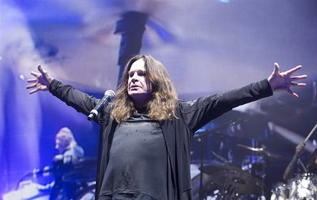 Ozzy Osbourne si uívá koncert.