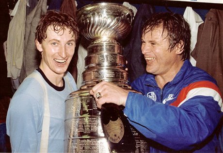 Wayne Gretzky a Garnet Bailey se Stanley Cupem v Edmontonu.