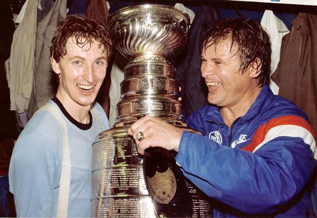 Wayne Gretzky a Garnet Bailey se Stanley Cupem v Edmontonu.