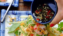 Nechte kadého, aby si salát polil omákou nuoc cham