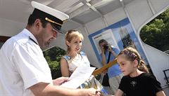 Prv�á�ci z brn�nské Základní �koly Chalabalova dostali 30. �ervna vysv�d�ení na...