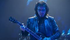 ‚Na drogách prohazujete mrtvé žraloky oknem.‘ Tony Iommi z Black Sabbath slaví 70 let