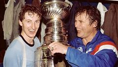 Wayne Gretzky a Garnet Bailey se Stanley Cupem v Edmontonu.