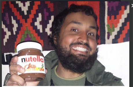 Abu Hurairah al-Britani na svém selfie s Nutellou.