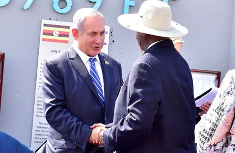 Ugandsk prezident Museveni si pots rukou s izraelskm premirem Netanjahu...
