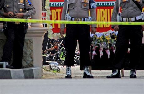 Policisté steí policejní velitelství po sebevraedném útoku v indonéském...