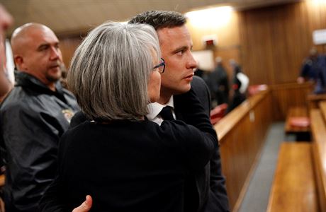 Oscar Pistorius s jednm z len sv rodiny po vyslechnut rozsudku.