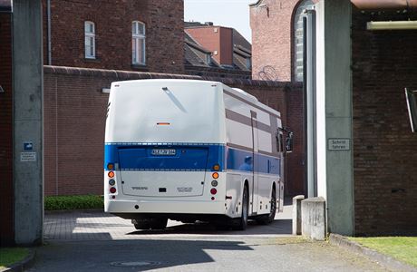 Autobus k evakuaci vz vjídí do Münsterské vznice.