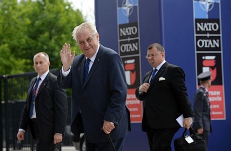 Prezident Milo Zeman pichází na summit Severoatlantické aliance ve Varav