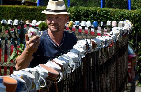 Rodina sbírá hrnky, kterými si zdobí plot. Má jich přes 500 a chystá se  expandovat | Zajímavosti | Lidovky.cz