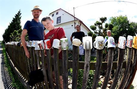 Rodina sbírá hrnky, kterými si zdobí plot. Má jich přes 500 a chystá se  expandovat | Zajímavosti | Lidovky.cz