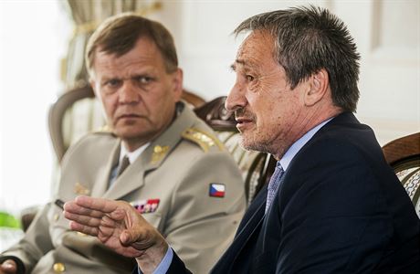 Ministr obrany Martin Stropnický a náčelník generálního štábu Josef Bečvář...