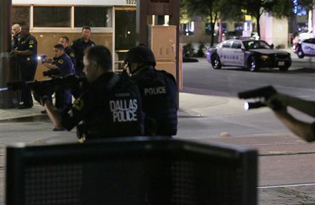 Jeden z podezelch z toku na policisty v Dallasu dl stl na policii v...