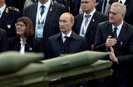 Vladimir Putin a srbsk prezident Tomislav Nikoli pihlej vojensk...