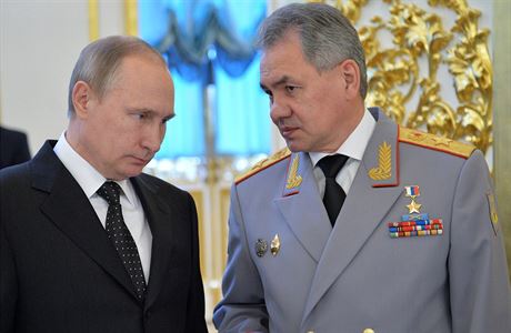 Vladimir Putin rozmlouvá s ministrem obrany Sergejem ojguem.