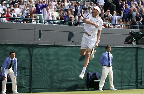 Sam Querrey oslavuje vtzstv nad Djokoviem.