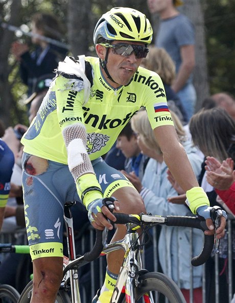 Potrhaný Alberto Contador.