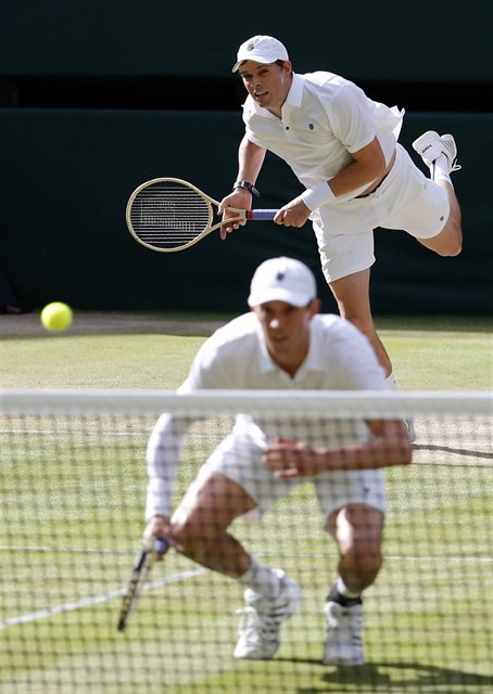 Mike Bryan (vpedu) a Bob Bryan ve Wimbledonu.