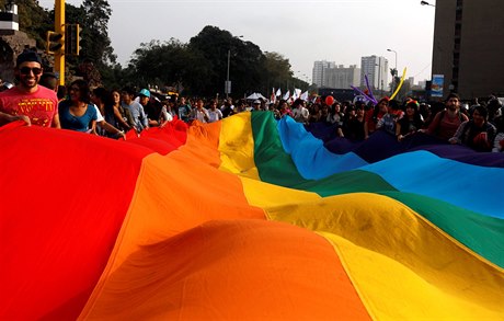 Duhová vlajka - symbol pochodů Gay pride parade.