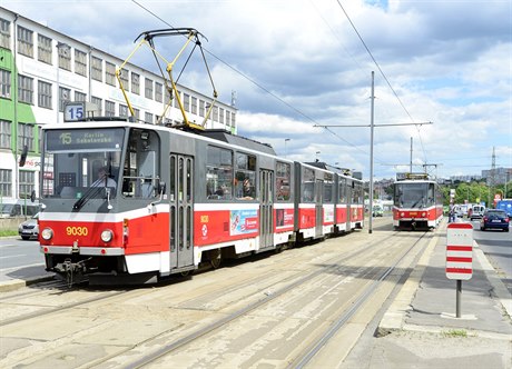 Tramvaj KT8D5 "slaví na praských kolejích 30. narozeniny.