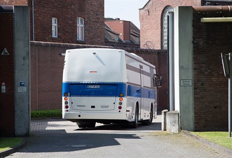 Autobus k evakuaci vz vjídí do Münsterské vznice.