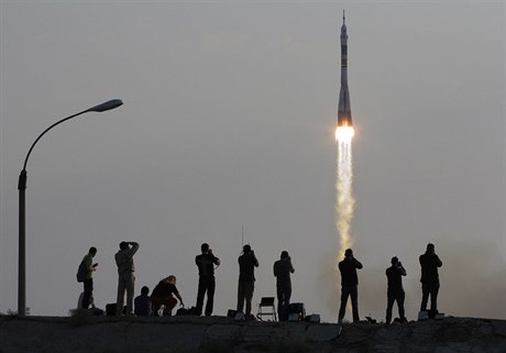 Start kosmické lodi Sojuz z kosmodronu Bajkonur v Kazachstánu.