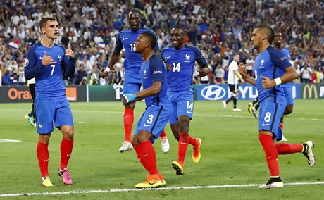 Francouzská radost po gólu Griezmanna.