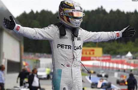Stejně jako v Kanadě se i v Rakousku radoval Lewis Hamilton z triumfu.