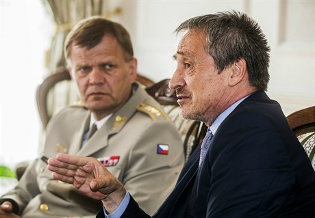 Ministr obrany Martin Stropnický a náelník generálního tábu Josef Bevá...