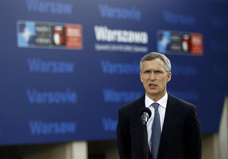 Podle Stoltenberga je cílem NATO ve vztazích s Ruskem kombinovat silnou obranu...