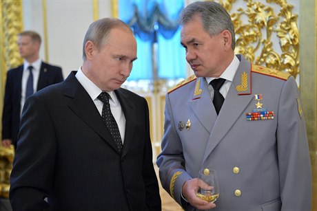 Vladimir Putin rozmlouvá s ministrem obrany Sergejem Šojguem.