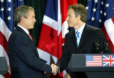 Spojenci. George Bush (vlevo) a Tony Blair na archivním snímku ze setkání u...