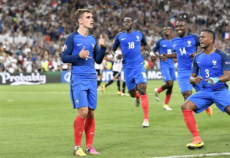 Francouzský útočník Antoine Griezmann dvěma trefami zařídil postup do finále