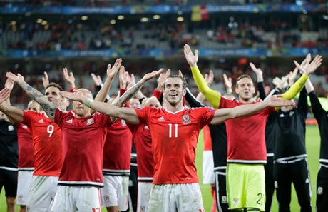 Velšané slaví čtvrtfinálové vítězství nad Belgií. Vpředu Gareth Bale.