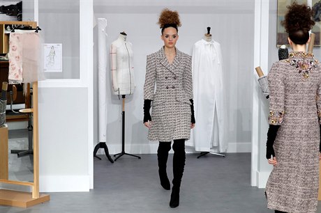 Přehlídka značky Chanel vzala diváky do dílny a zákulisí výroby luxusních šatů.