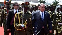 Ugandský prezident Museveni s izraelským premiérem Netanjahu při nastoupení...