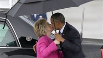 Hillary Clintonov se lou s prezidentem Barackem Obamou pot, co ji v...
