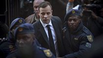 Oscar Pistorius doprovzen policisty do soudn sn v jihoafrick Pretorii.