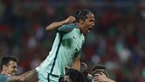 Portugalci oslavují druhý gól z kopačky Naniho