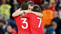 Velšané Gareth Bale, Neil Taylor a Joe Allenthei oslavují velké vítězství nad...