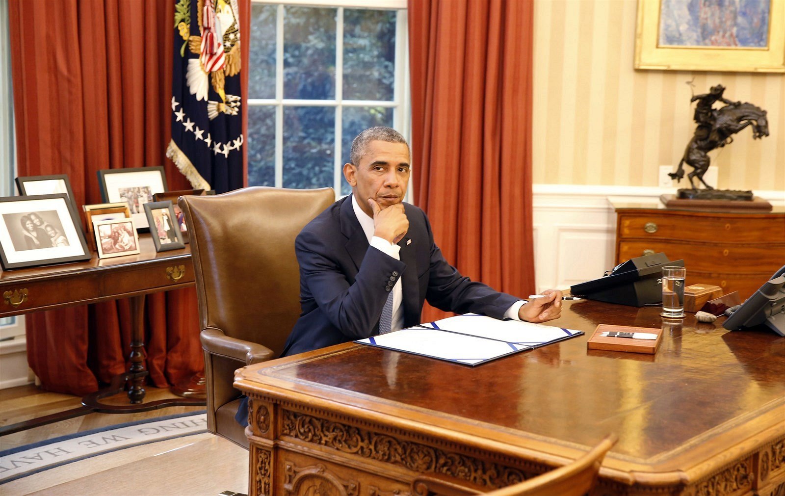 Barack Obama pracuje ve své kanceláři