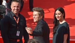 Americký herec Willem Dafoe (uprosted) s manelkou Giadou Colagrandeovou