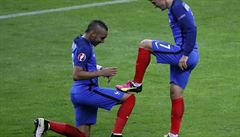 Francie vs. Island (Payet letí kopaky Griezmannovi).