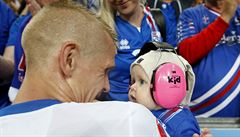 Islandský hrá po zápase s Francií s dcerkou v náruí.